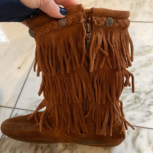 Minnetonka suede fringe boot. Excellent condition - Picture 5 of 12
